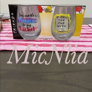 FRIENDS curved wine glasses